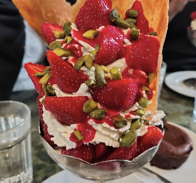 Coupe glacée aux fraises et pistaches