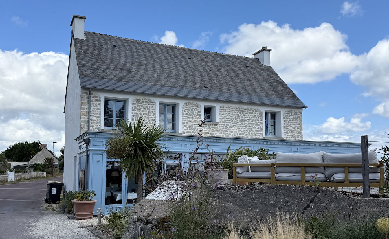Chez Roger, maison bleue face aux marais normands