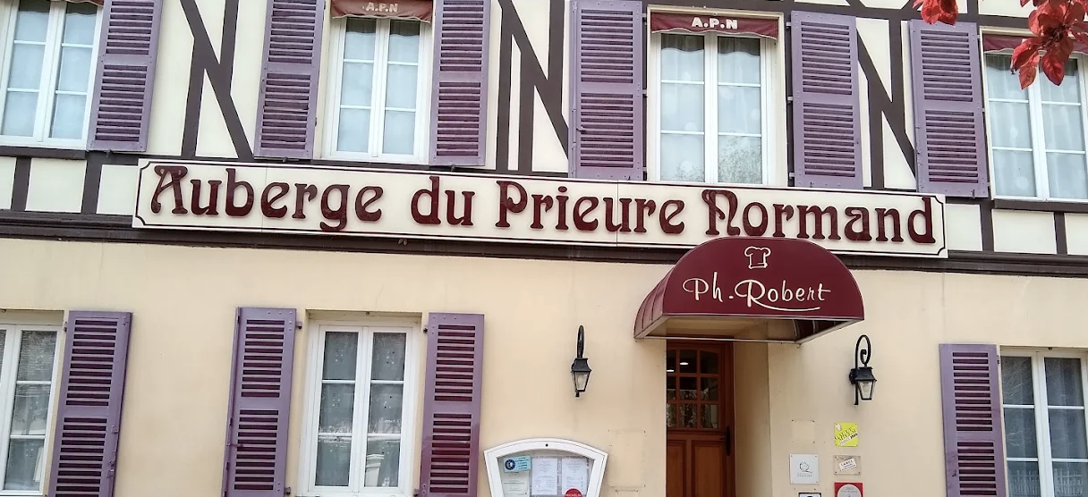 Façade à colombages de l'Auberge du Prieuré Normand