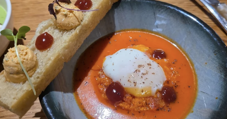 Assiette de cuisine d'auteur, œuf poché et velouté